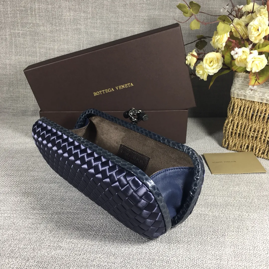 8651 Large Classic Dinner Bag ~~~Snake leather with ribbon ~~~Dense and slippery, not easy to fluff, can hold iPhones of all sizes! Size: 25cm*9.5cm*4cm